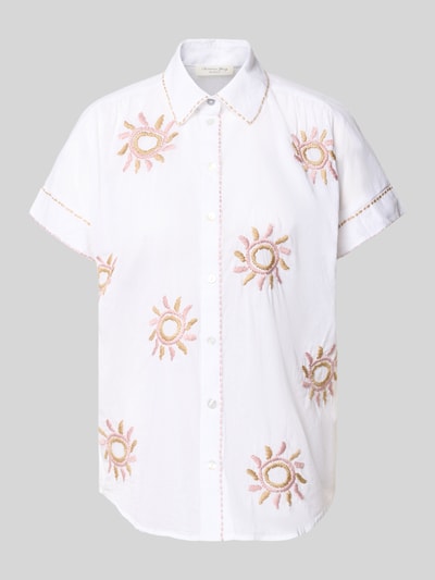 Produktfoto, Regular Fit Bluse im Allover-Look mit Stitchings von Christian Berg Woman aus Reine Baumwolle, Hemdblusenkragen, Knopfleiste, weiße Grundfarbe mit sonnenförmigen Stitchings, Rückenlänge 65 cm, Ärmellänge 5 cm bei Größe 36.