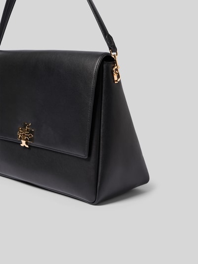 Produktfoto, Shoulder Bag mit Logo-Detail von Tory Burch in Schwarz, Dreiecksform, glatte Textur, Überschlag, Magnetverschluss, Hauptfach, abnehmbarer Schulterriemen, Innenfach mit Reißverschluss, Maße ca. 33 cm Breite, 23 cm Länge, 13 cm Tiefe.