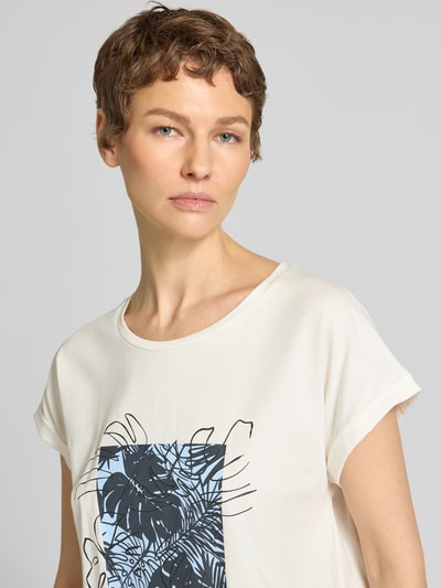 Frauenmodel trägt T-Shirt mit fixiertem Ärmelaufschlag Modell 'RINA' von Soyaconcept, Baumwoll-Mix, Stretch, Motiv-Print, Nahaufnahme Oberkörper.