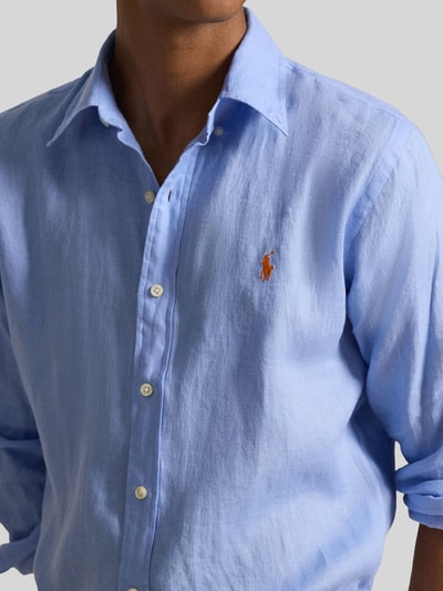 Mannenmodel draagt Regular Fit vrijetijdsoverhemd uit puur linnen van Polo Ralph Lauren, look: effen, materiaal gevlamd garen. Nahaufnahme Oberkörper.
