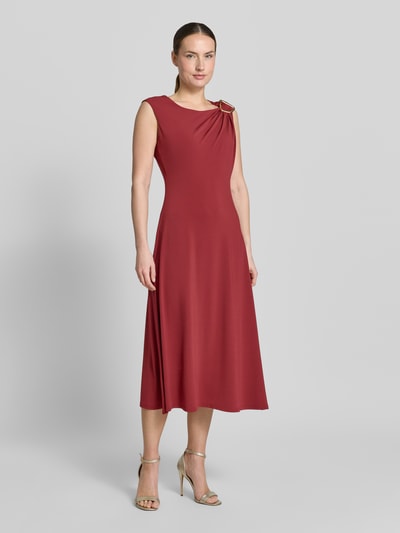 Frauenmodel trägt Midikleid mit Schulter-Applikation von Christian Berg Woman Selection in Rot, taillierte Passform, Ganzkörperansicht von vorne.