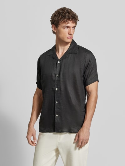 Männermodel trägt Modern Fit Freizeithemd aus Leinen Modell 'CAMICIA' von MARKUP in Schwarz mit Kentkragen und Knopfleiste, Ganzkörperansicht von vorne. Rückenlänge 74 cm, Schulterbreite 43 cm, Ärmellänge 26 cm, Größe M, Textur leicht strukturiert.