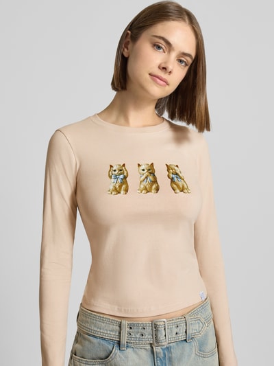 Kobiece model nosi Regular Fit Langarmshirt mit Katzen-Print od DAISY STREET, mieszanka bawełny z dodatkiem streczu, krój regular fit, prążkowana plisa, nadruk w kotki, krój z długim rękawem, długość tyłu w rozmiarze S: 48 cm, jasny beż, gładka tekstura, widok całej sylwetki od przodu.