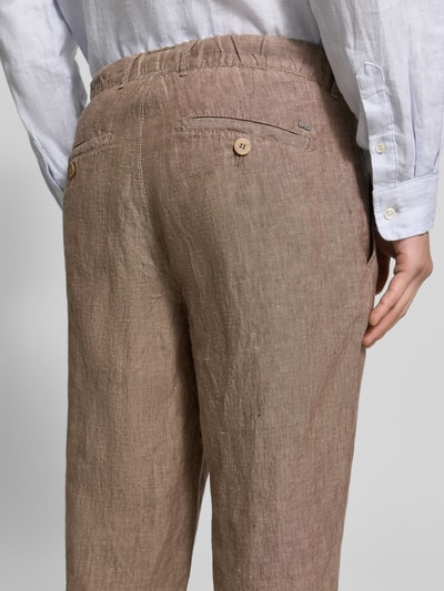 Männermodel trägt Straight Fit Leinenhose mit Tunnelzug van Brax, effen, rechte pasvorm, taillekoord, puur linnen, detailopname achterkant