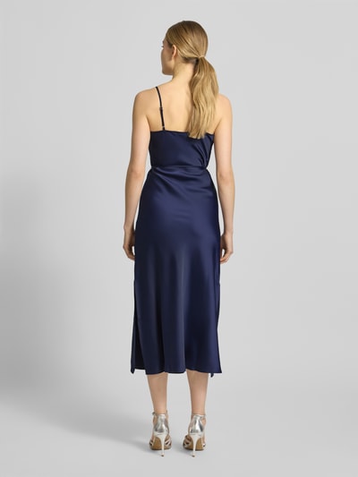 Frauenmodel trägt Slim Fit Midikleid aus Satin Modell 'Thea' von YAS in Dunkelblau, elastischer Material-Mix, Rückansicht Ganzkörperansicht.