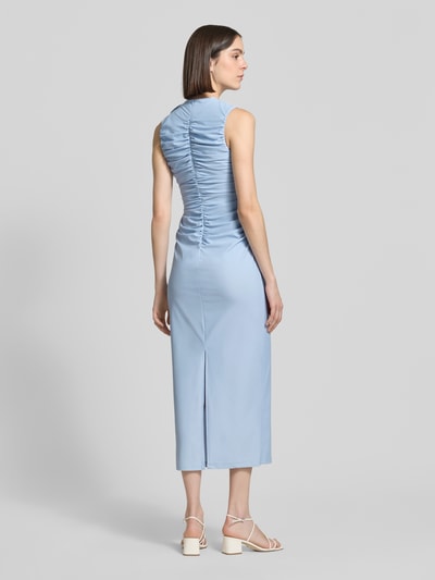 Frauenmodel trägt Cocktailkleid mit floralen Applikationen Modell 'DONA' von YAS aus hellblauem Satin, Körpernaher-Schnitt, Midikleid, Rückenreißverschluss, Drapierungen, Ganzkörperansicht Rückansicht.
