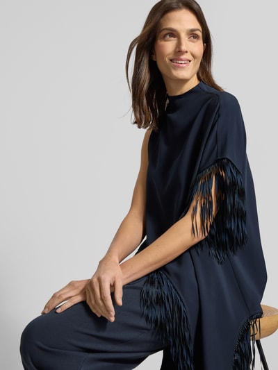 Modelka nosi Loose Fit Poncho mit langen Fransen Modell 'BADIVA' od BOSS, kolor jednolity, materiał wiskozowy, widok z przodu, zbliżenie na tułów.