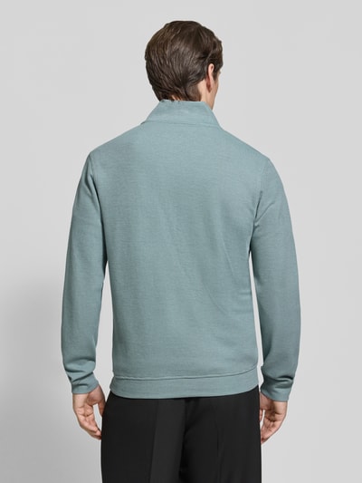 Männermodel trägt Relaxed Fit Sweatshirt aus Baumwoll-Mix Modell 'SELANIK' von LERROS in Hellblau, glatte Textur, Ganzkörperansicht Rückansicht.