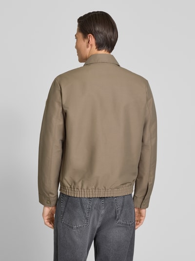 Männermodel trägt Regular Fit Blouson mit elastischem bund van Marc O'Polo, look: effen, regular fit pasvorm, platte kraag, ritssluiting, labelpatch, lange mouw met drukknoop, elastische rompzoom, zij-steekzakken, binnenzak, Ganzkörperansicht Rückansicht.