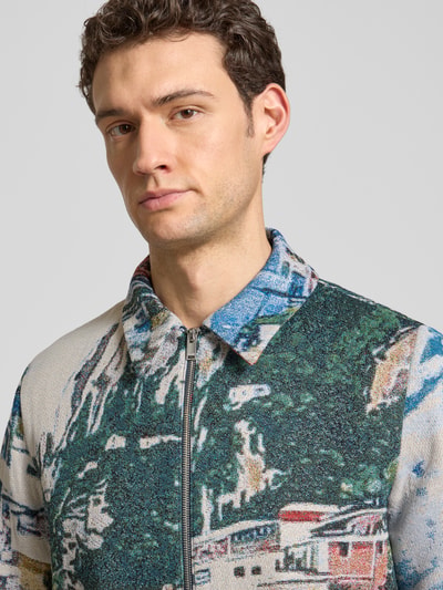 Männermodel trägt Herren Jacke von Drykorn, Regular-Fit, Material-Mix, Allover-Motiv-Stitching, Kentkragen, Reißverschluss, Modell 'Jottar', Nahaufnahme Oberkörper.