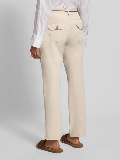 Frauenmodel trägt Stoffhose mit Bindegürtel und Eingrifftaschen von G.I.G.A. DX in Beige, Baumwoll-Mix, Straight Fit, Rückansicht Ganzkörperansicht.