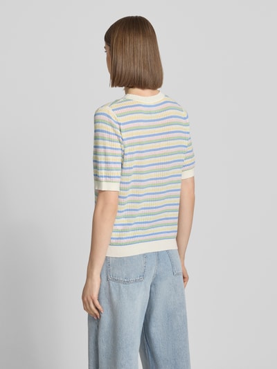 Männermodel trägt Slim Fit T-Shirt aus reiner Bio-Baumwolle Modell 'DIANA' von Pieces, efekt: wzór w paski, krótki rękaw, dzianina, widok całej sylwetki z tyłu