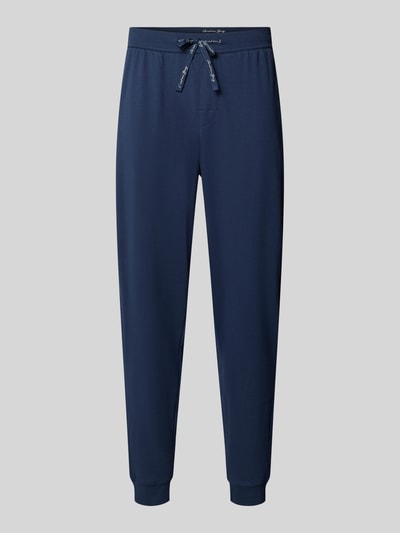 Produktfoto, Sweatpants mit elastischem Bund von Christian Berg Men aus reiner Baumwolle, gerade Passform, Dunkelblau, weiße Kordel, seitliche Eingrifftaschen, neutrale glatte Textur, 72 cm Innenbeinlänge bei Größe M