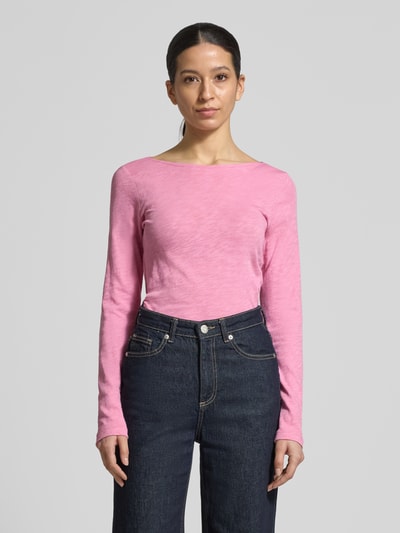 Kobieta modelka nosi Regular Fit Langarmshirt aus reiner Baumwolle od Marc O'Polo, różowy melanż, dżersej z bawełny, krój regular fit, nadruk z logo, dekolt w łódkę, długie rękawy, widok całej sylwetki z przodu.