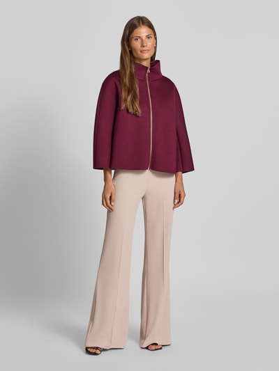 Frauenmodel trägt Jacke aus Viskose-Mix mit Stehkragen von Rinascimento, bordeaux, lockere Passform, glatte Struktur, Ganzkörperansicht von vorne.