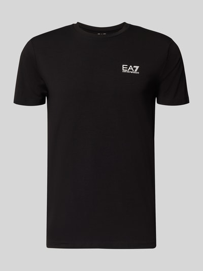 Produktfoto, schwarzes T-Shirt mit Label-Print von EA7 Emporio Armani aus Baumwoll-Elasthan-Mix, Slim Fit, gerippter Rundhalsausschnitt