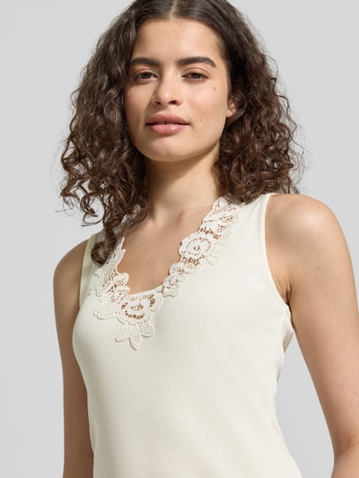 Frauenmodel trägt Trägertop in Ripp-Optik mit Spitzenbesatz von Jake*s Collection, Baumwoll-Viskose-Mix, Slim-Fit, Nahaufnahme Oberkörper.