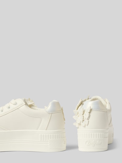 Produktfoto, Sneaker mit Plateausohle Modell 'PAIRED BUTTERFLY' von Buffalo w kolorze kremowym, zaokrąglony nosek, sznurowanie, tekstura gładka, podeszwa o wysokości 5 cm w rozmiarze 40, cholewka 7 cm, szerokość w rozmiarze 40: 7 cm