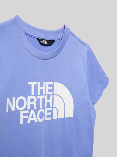 Produktfoto, Regular Fit T-Shirt mit Logo-Print von The North Face in Hellblau mit weißem Logo, Rundhalsausschnitt, kinderfreundliches Design, Kurzarm, Rückseite Länge bei Größe M 55 cm, glatte Baumwollstruktur