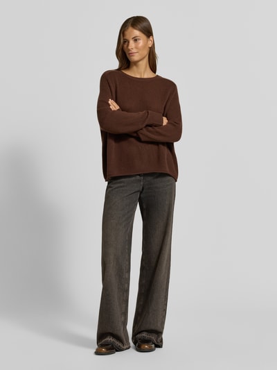 Frauenmodel trägt Strickpullover mit Kaschmir-Anteil von Luisa Cerano, braun, lockere Passform, Baumwoll-Kaschmir-Mix, Ganzkörperansicht von vorne.