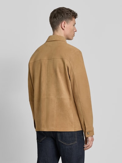 Männermodel trägt Lederjacke mit knoopsluiting en opgestikte zakken van Manuel Ritz van schapenleer in regular fit en platte kraag, Ganzkörperansicht Rückansicht.