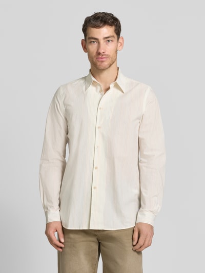 Männermodel trägt Regular Fit Freizeithemd aus reiner Baumwolle von PAUL SMITH in Beige mit Kentkragen und Knopfleiste, Ganzkörperansicht von vorne.