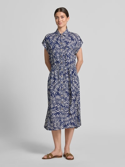 Frauenmodel trägt Hemdblusenkleid aus Viskose mit Brusttaschen von Apricot in Blau-Weiß mit Bindegürtel, Taillierter Schnitt, Midikleid, Hemdblusenkragen, Knopfleiste, Ärmel mit fixiertem Aufschlag, Brusttaschen mit Knopfverschluss, Rückenlänge 118 cm, Brustweite 49 cm, Ärmellänge 5 cm, Ganzkörperansicht von vorne.