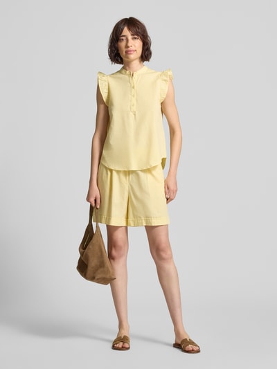 Modelka nosi Regular Fit Bermudas aus Baumwoll-Leinen-Mix Modell 'SELMA' od Vero Moda, jednolity żółty, popelina, kieszenie, przód, zdjęcie całopostaciowe