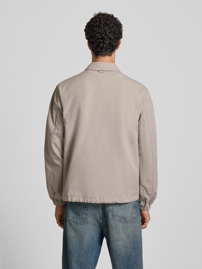 Männermodel trägt Regular Fit Hemdjacke aus Reiner Baumwolle von Tommy Jeans in Optik: Unifarben, Ganzkörperansicht Rückansicht.
