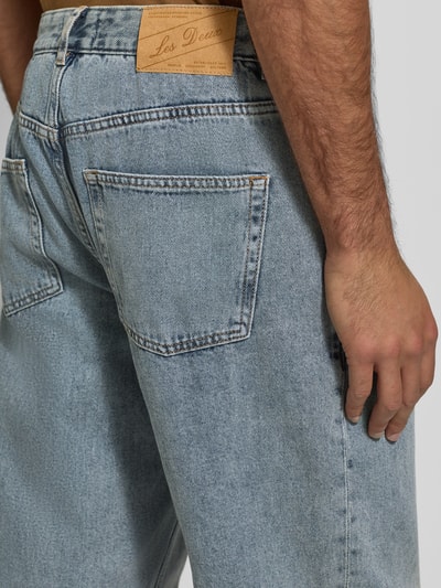 Männermodel trägt Jeans im Used-Look Modell 'Ryder' von Les Deux aus reiner Baumwolle, Slim-Fit, Eingrifftaschen, Detailaufnahme Rückansicht.