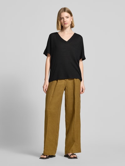 Frauenmodel trägt schwarzes Strickshirt mit V-Ausschnitt Modell 'Delia' von Soyaconcept, Viskose-Mix, Relaxed-Fit, Ganzkörperansicht von vorne.
