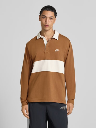 Männermodel trägt Loose Fit Sweatshirt aus reiner Baumwolle von Nike in Braun und Beige, lockere Passform, Ganzkörperansicht von vorne. Herren Sweatshirt von Nike.