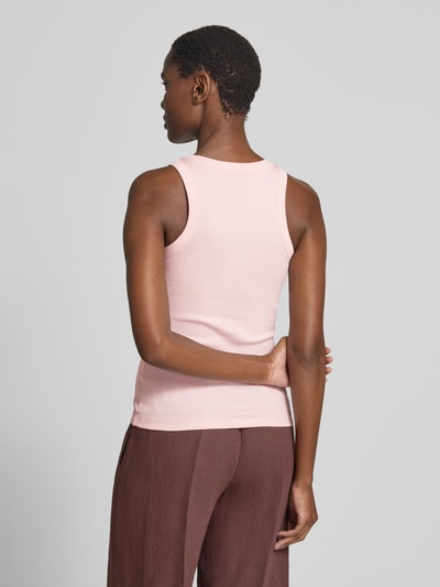 Frauenmodel trägt Slim Fit Tank Top aus Baumwoll-Mix Modell 'FRAGOLA' von MAX&Co., pastellrosa Farbton, Damen Tanktop, Ganzkörperansicht Rückansicht.
