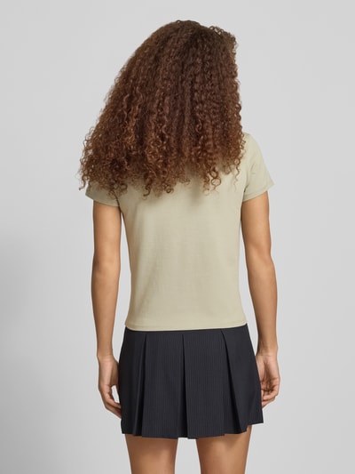 Frauenmodel trägt T-Shirt mit Print und Rundhalsausschnitt von REVIEW aus Baumwoll-Elasthan-Mix, Regular-Fit, Rückenlänge 51 cm, Ganzkörperansicht Rückansicht.