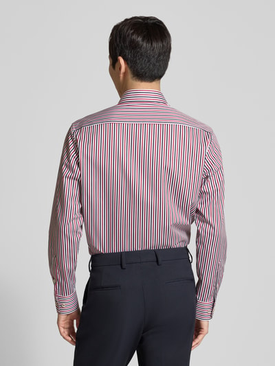 Männermodel trägt Regular Fit Business-Hemd mit Kentkragen von ETERNA, gestreift, reine Baumwolle, Rückenlänge 79 cm, Ganzkörperansicht Rückansicht.