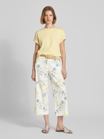 Modelka nosi Caprihose aus Leinen-Baumwoll-Mix mit Gürtel von Christian Berg Woman, jasne kolory, kwiatowy wzór, pasek, szerokość w rozmiarze 36: 38 cm, długość nogawki wewnętrznej: 62 cm, całkowity widok z przodu