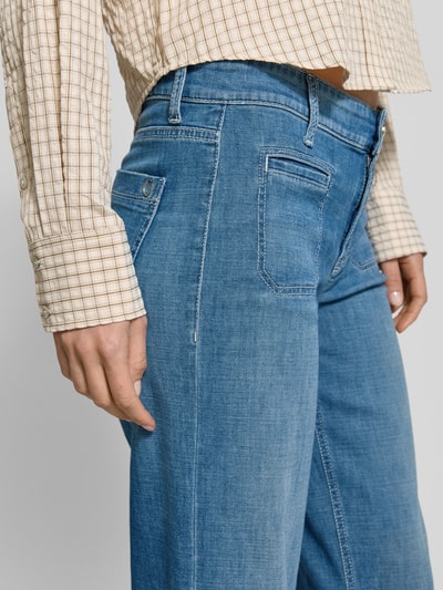 Frauenmodel trägt Wide Leg Jeans aus Baumwoll-Mix Modell 'TESS' von Cambio in blauer Denim-Optik mit 5-Pocket-Design, Nahaufnahme Oberkörper.