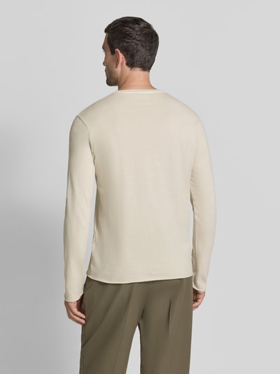 Männermodel trägt Regular Fit Longsleeve aus reiner Baumwolle Modell 'Kendrick' von Drykorn in Beige, glatte Textur, Ganzkörperansicht Rückansicht. Rückenlänge bei Größe M: 70 cm, Rundhalsausschnitt.