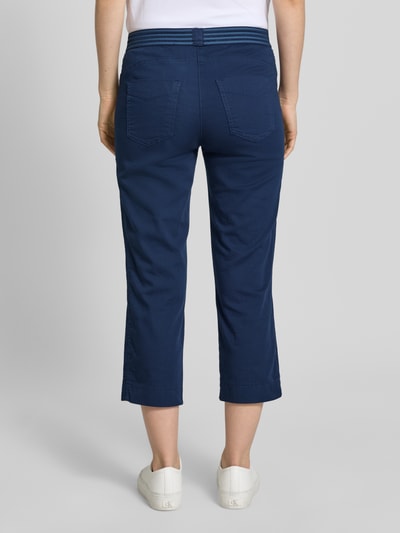 Frauenmodel trägt Jogpants mit elastischem Bund Modell 'Sue' von TONI aus blauem Baumwoll-Mix mit Stretch-Anteil, 3/4-Länge, seitliche Eingrifftaschen, Gesäßtaschen, Bundweite Größe 36: 37 cm, Innenbeinlänge 60 cm, Ganzkörperansicht Rückansicht.