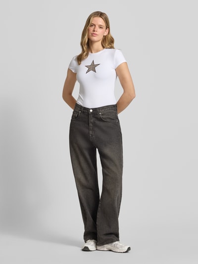 Vrouwenmodel draagt T-shirt met Stitching en ronde hals van REVIEW, mix van katoen en elastaan, slim fit, ruglengte maat S 51 cm, geheel lichaamsaanzicht van voren.