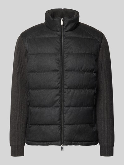 Produktfoto, Steppjacke mit Stehkragen und Zweiwege-Reißverschluss von Christian Berg Men, dunkelgrau, gesteppte Front, Strickärmel, Regular Fit, seitliche Reißverschlusstaschen, Strukturmix, Rückenlänge 70 cm, Schulterbreite 51 cm, Brustweite 60 cm, Ärmellänge 69 cm