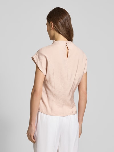 Frauenmodel trägt Drapiertes Blusentop aus Modal-Mix von Jake*s Collection in zartem Rosé mit Drapierungen und Kappärmel, Ganzkörperansicht Rückansicht. Regular Fit, Rückenlänge bei Größe 36: 58 cm.