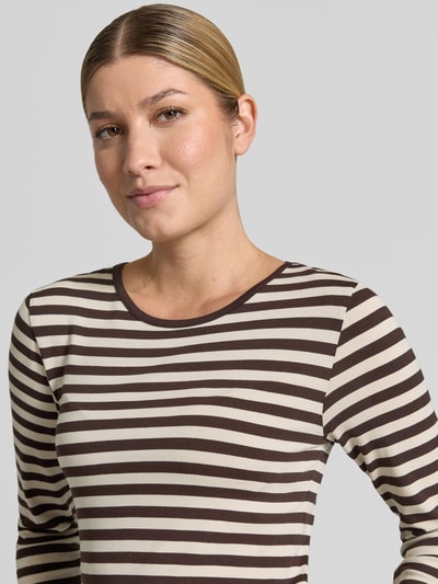 Frauenmodel trägt Skinny Fit Longsleeve aus Viskose-Elasthan-Mix Modell 'Liana' von FREE/QUENT, braun-beige gestreift, Nahaufnahme Oberkörper. Rückenlänge bei Größe S: 61 cm.