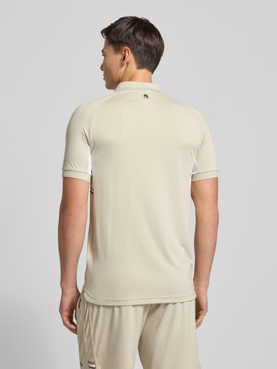 Männermodel trägt Slim Fit Poloshirt mit kurzer Knopfleiste Modell 'PL_TOC SPIN CB' von BOSS Green, Optik: Unifarben, Rückenansicht.