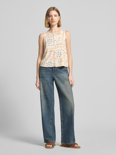 Frauenmodel trägt Blusentop aus Viskose-Leinen-Mix mit Knopfleiste von Jake*s Casual, Allover-Look, Regular-Fit, Rundhalsausschnitt, beige, Ganzkörperansicht von vorne. Rückenlänge bei Größe 36: 48 cm.