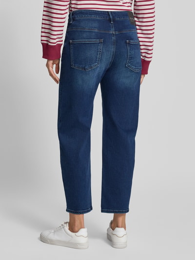Vrouwenmodel draagt Barrel Jeans im Used Look Modell 'IDA' van GANG, donkerblauw denim, 5-pocket, knoopsluiting, label-patch, katoenmix, volledig lichaam achteraanzicht