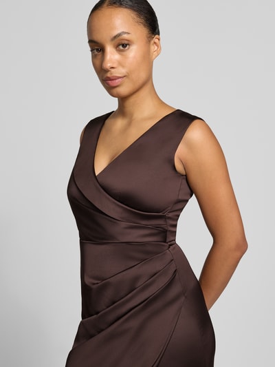 Frauenmodel trägt Abendkleid mit Raffungen von Rinascimento aus braunem Satin, ärmellos, V-Ausschnitt, körpernahe Passform, Nahaufnahme Oberkörper
