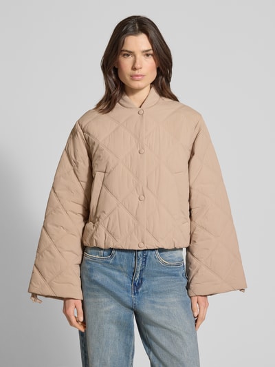 Frauenmodel trägt Relaxed Fit Steppjacke mit Druckknöpfen Modell 'FASTEPPA' von HUGO, beige, college-Kragen, wasserabweisend, Ganzkörperansicht von vorne