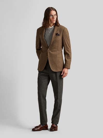 Männermodel trägt Regular Fit Anzugsakko mit Woll-Anteil von Polo Ralph Lauren, melierte Optik, Reverskragen, Einreiher, Ganzkörperansicht von vorne.