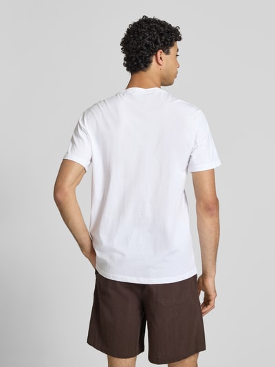 Männermodel trägt Regular Fit T-Shirt aus reiner Baumwolle Modell 'MAGDY LIFE' von Only & Sons, Optik: unifarben, Ganzkörperansicht Rückansicht.